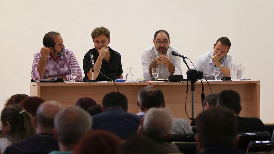 Montero y Espinosa, entre otros, durante un encuentro de Podemos en La Térmica.