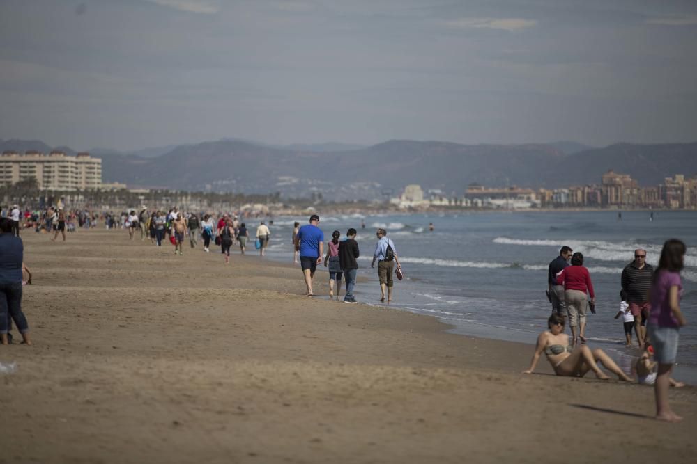 Numerosas personas han disfrutado de la jornada festiva y el sol en la playa.