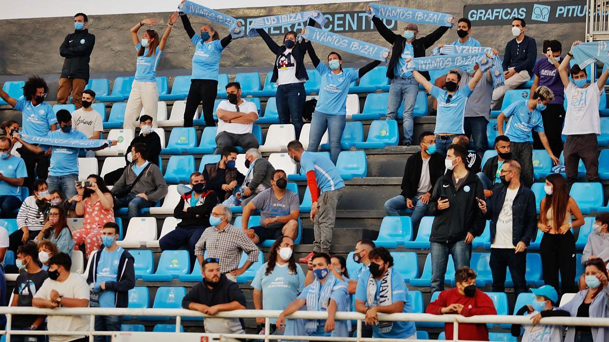 Los aficionados de la UD Ibiza que acudieron ayer a la cita con el equipo en Can Misses disfrutaron de un acto cargado de sentimiento y de alegría por el ascenso a Segunda. | FOTOS: JUAN A. RIERA