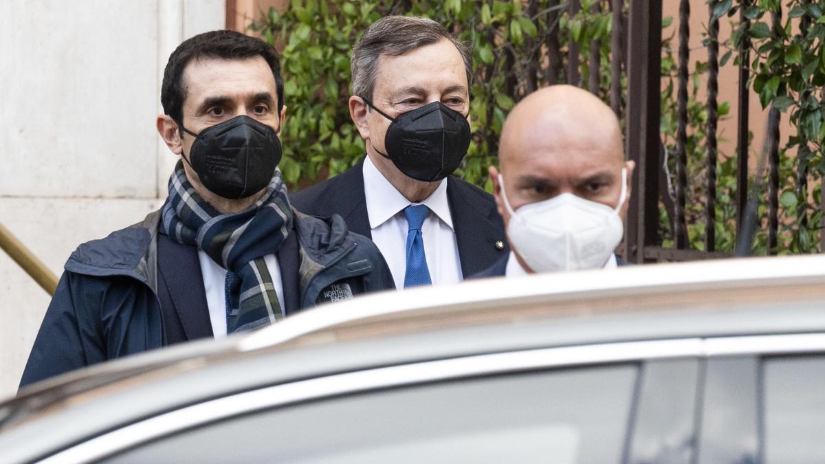 Mario Draghi abandona su residencia, este jueves en Roma.