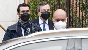 Mario Draghi abandona su residencia, este jueves en Roma.