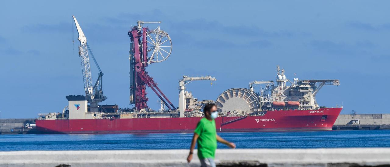 El barco de colocación de tuberías Deep Blue, atracado en el muelle Reina Sofía del Puerto de Las Palmas.