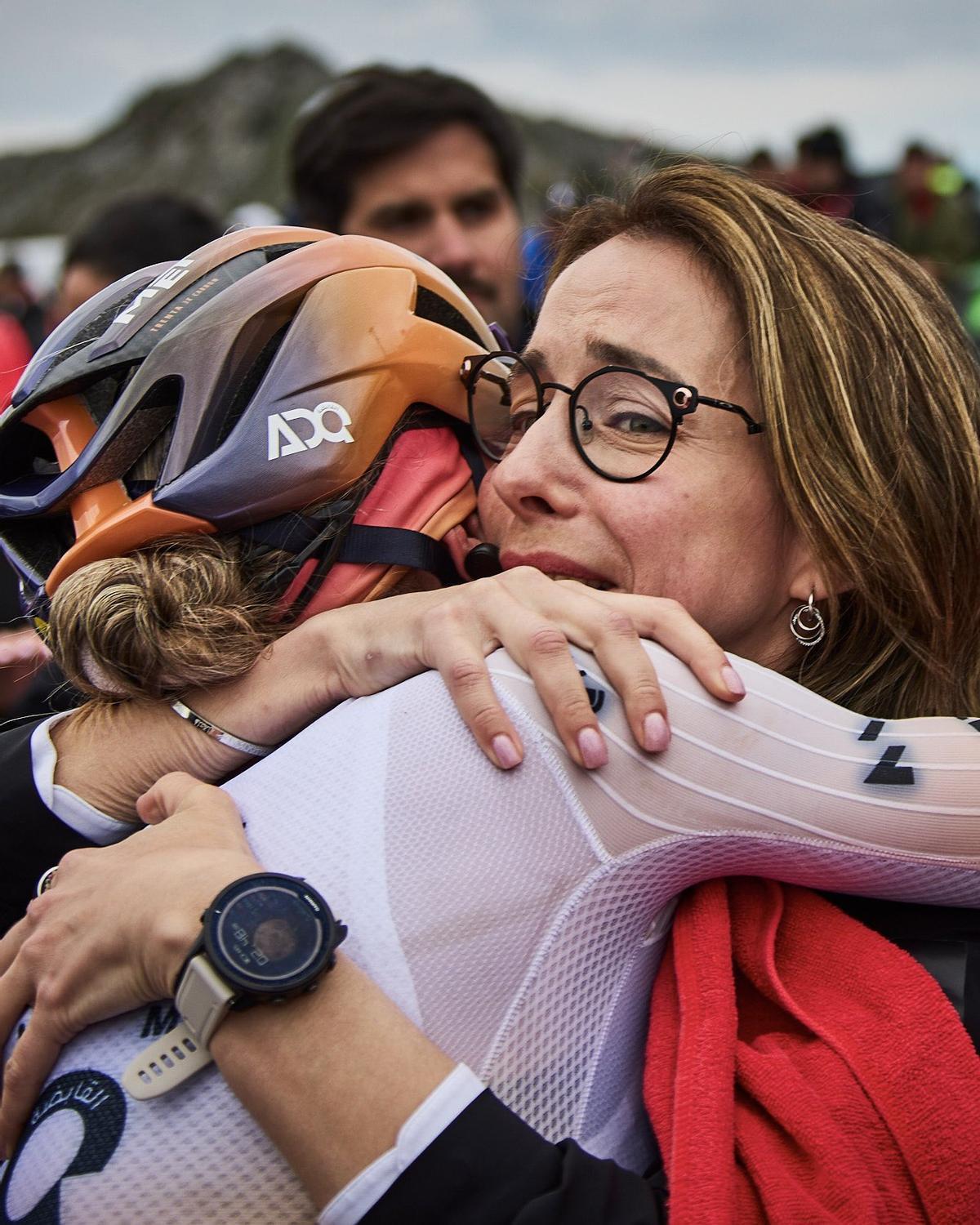 Paula Blasi se abraza a su madre Eva, en la cumbre del Angliru.