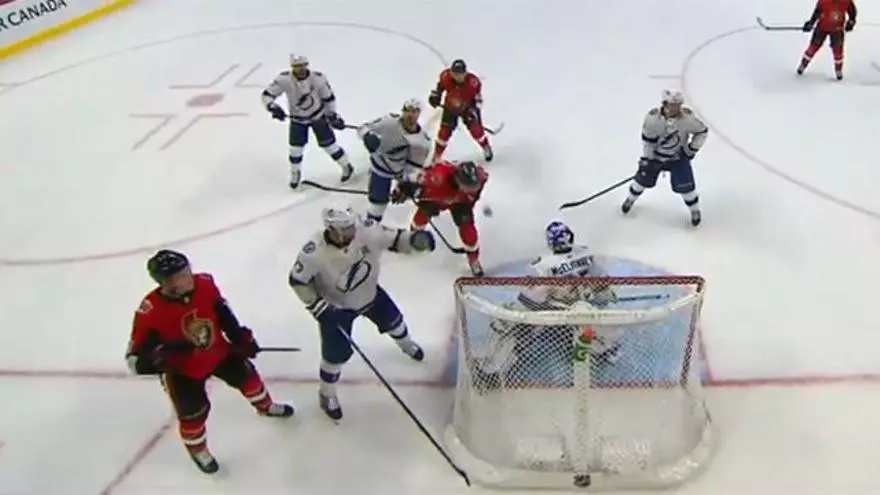 Gol en hockey hielo... ¡de cabeza!