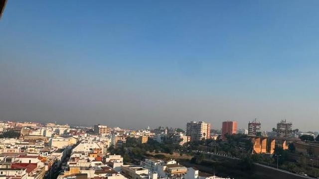 La nube de humo del incendio forestal de Niebla llega a Huelva capital