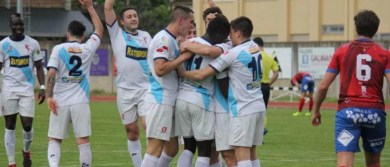 El equipo vilagarciano haciendo piña con Sylla tras el segundo gol marcado en Calabagueiros. // Juan Acha