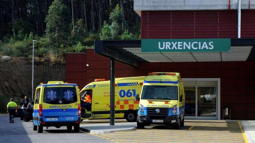 Ambulancias a las puertas del nuevo servicio de Urgencias del Hospital do Salnés. // Iñaki Abella