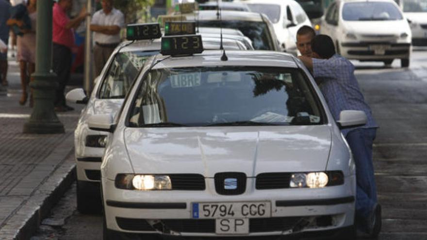 Es la primera vez que se ponen a la venta tantas licencias de taxis en Málaga