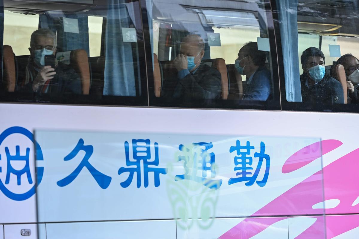 El equipo de investigadores de la OMS abandonan en autocar el hotel donde están hospedados en Wuhan.