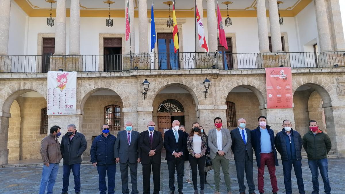 Regantes y autoridades posan en una foto de familia antes de firmar los convenios de colaboración