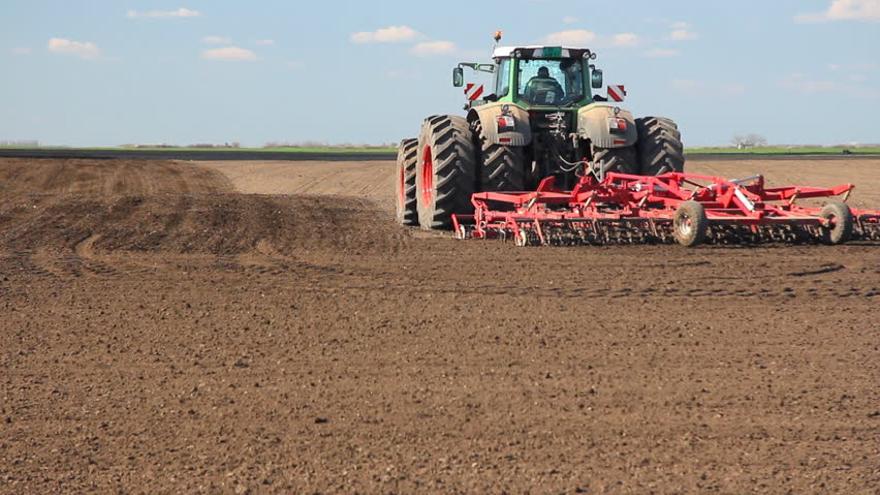 Tractor arando un campo en una imagen de archivo