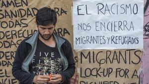 Carteles colgados en la Escola Massana en favor de los derechos de los inmigrantes.