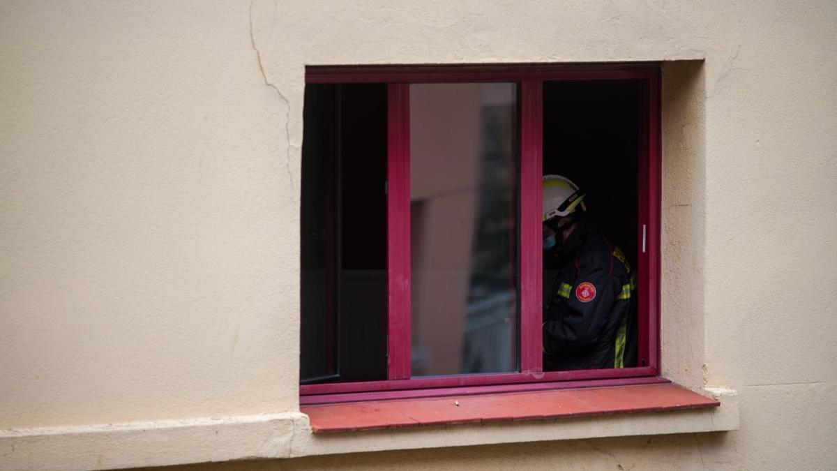 Un bombero trabaja en el incendio del Hotel Coronado de la calle Nou de la Rambla de Barcelona