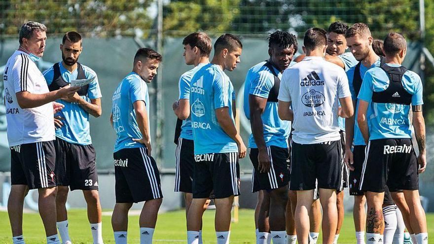 Óscar García da instrucciones a sus jugadores en el entrenamiento de ayer en A Madroa.