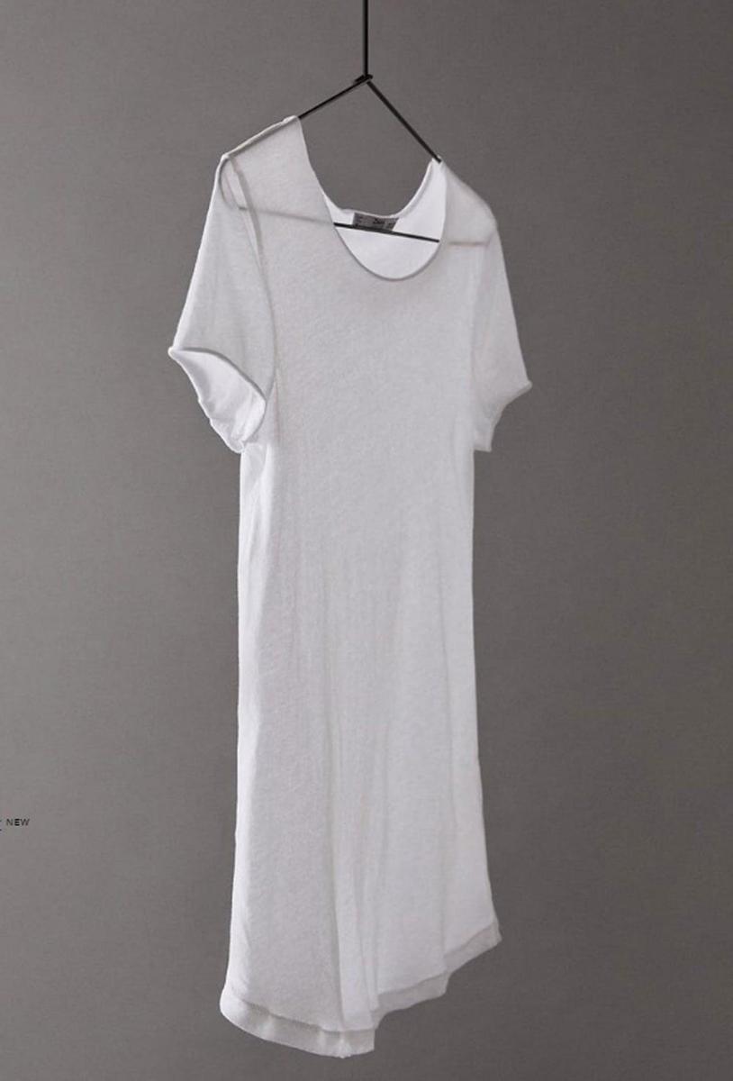 Camiseta blanca sin costuras de Zara. (Precio: 9,95 euros)