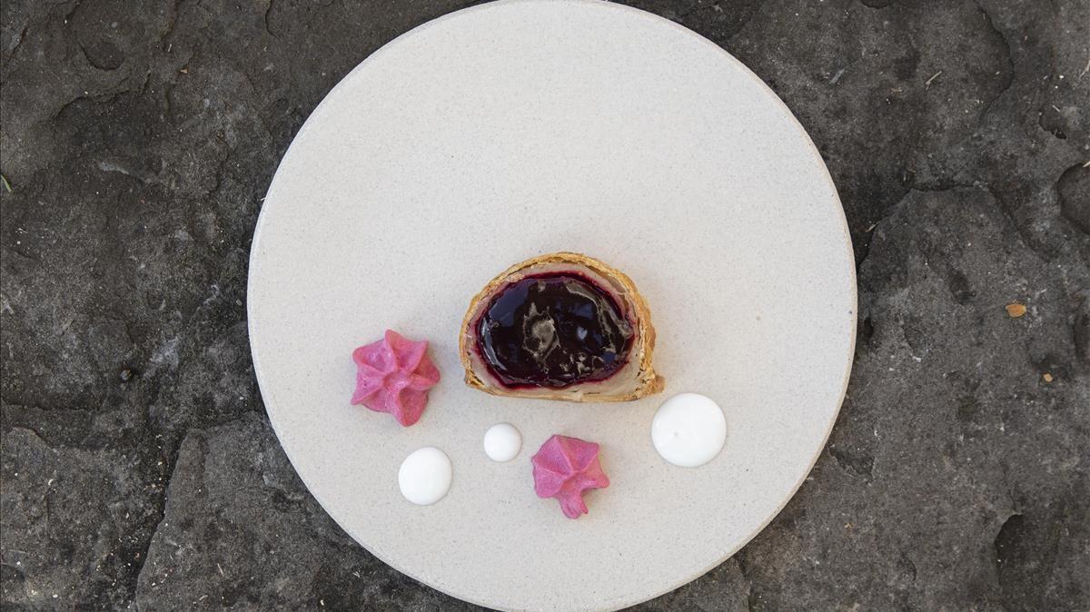 Olot 12 12 2020 Restaurante las cols presenta el plato inspirado en el filete de Wellington remolacha hojaldre y lacteo Autor David Aparicio