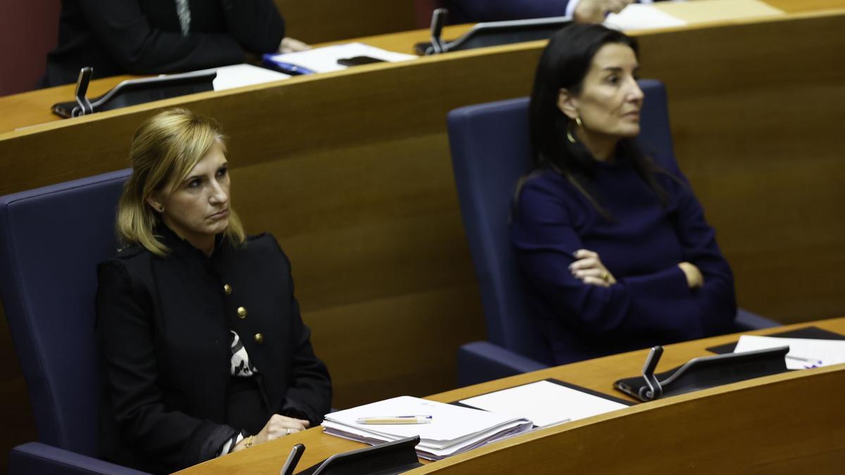 Nuria Montes y Ruth Merino siguen la comparencia de Mazón en les Corts.