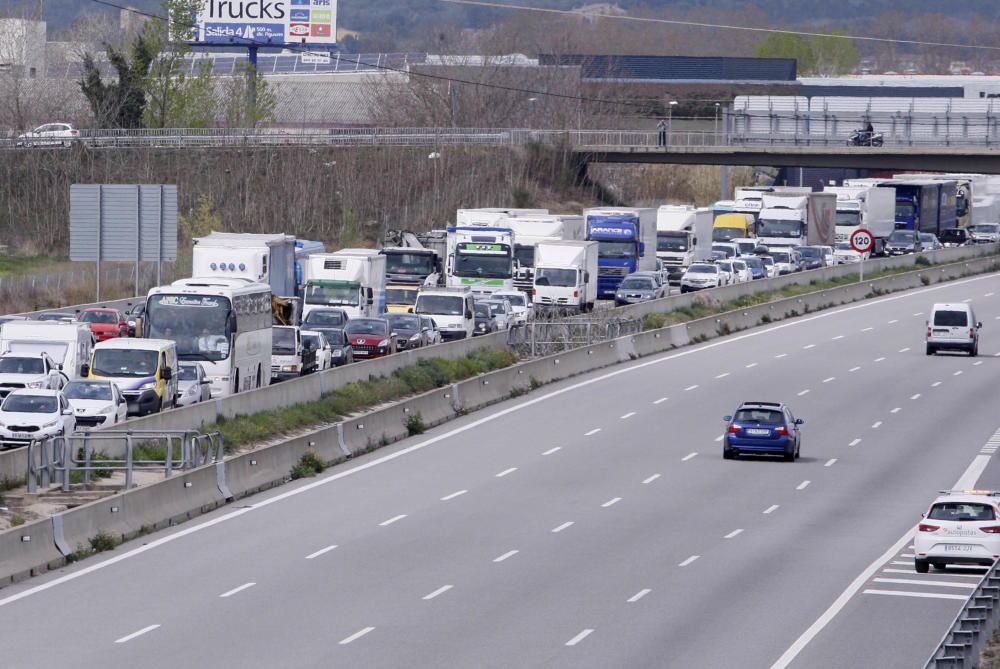 S''incendia un camió a l''AP7 a Salt i provoca cues a l''autopista