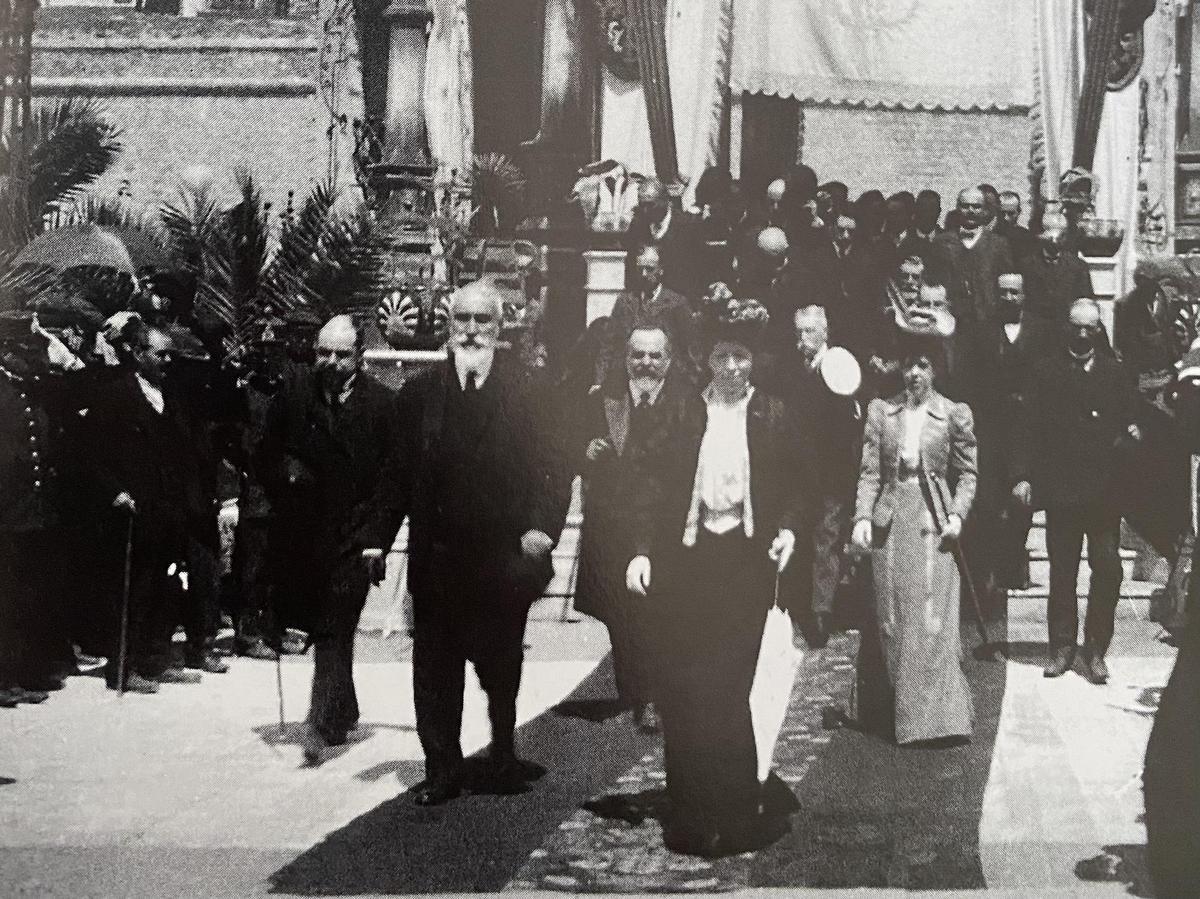 La Reina Madre Doña María Cristina y autoridades sobre las alfombras adquiridas para la visita a Cartagena