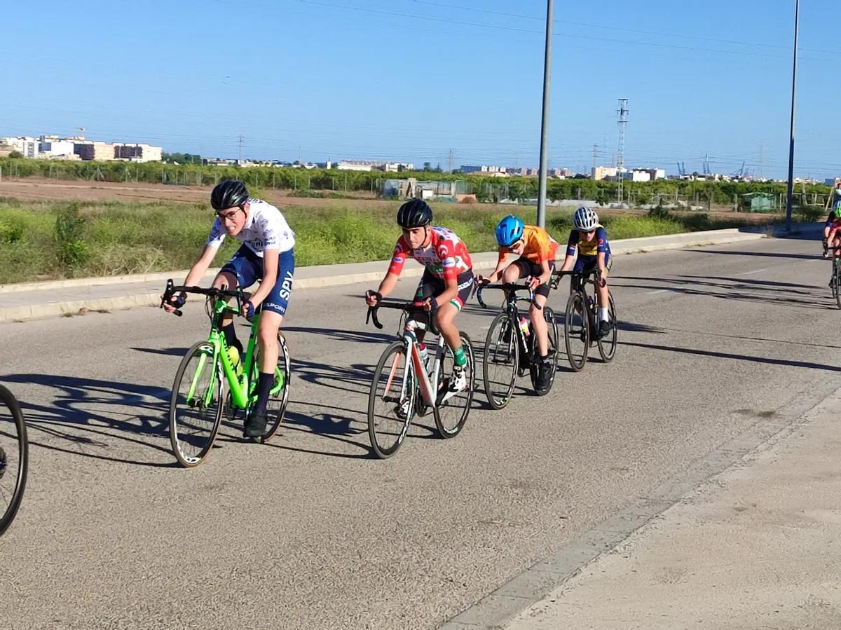 Un grupo de ciclistas en la prueba de Vinalesa.
