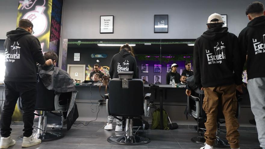 En imágenes | Personas sin hogar se cortan el pelo en la Academia Barbería Tío Jorge