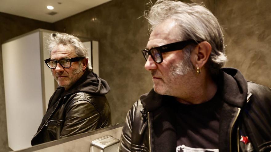 Sergi López, ayer, en los baños de la Escuela de Comercio. | MARCOS LEÓN