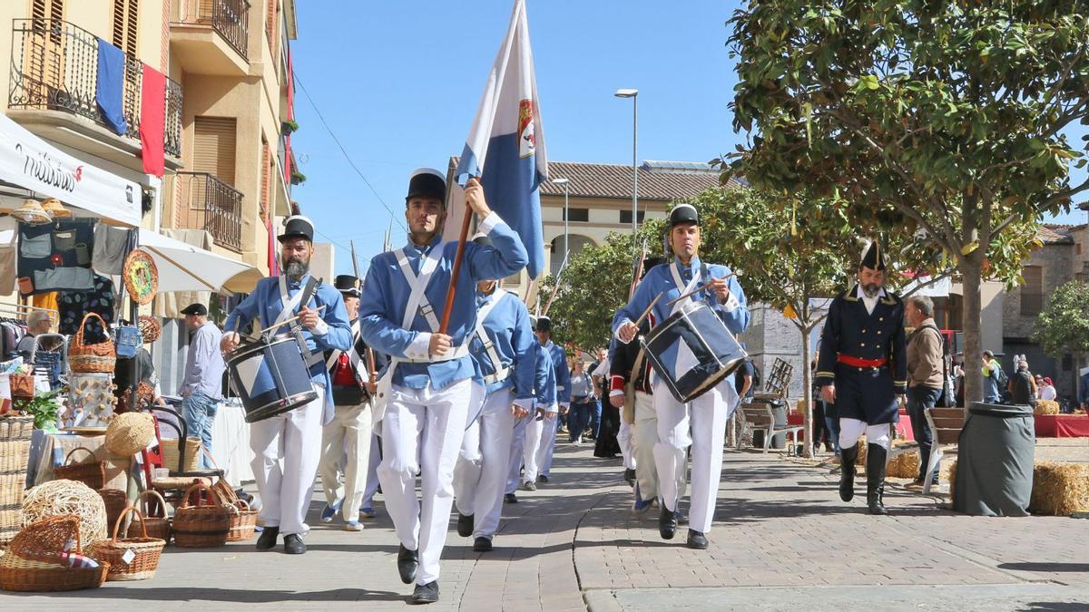 Desfilada de l’exèrcit
isabelí pels carrers 
d’Avinyó. arxiu/jordi biel