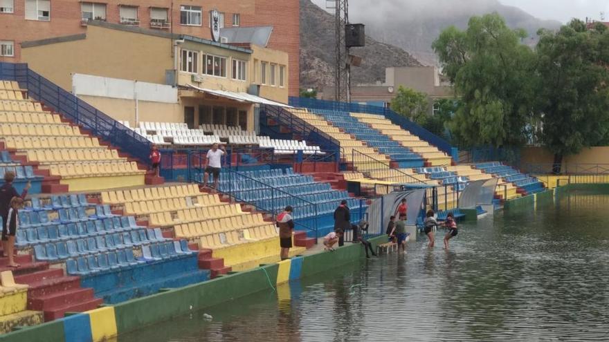 El terreno de juego de Los Arcos inundado tras las intensas lluvias de la semana pasada.