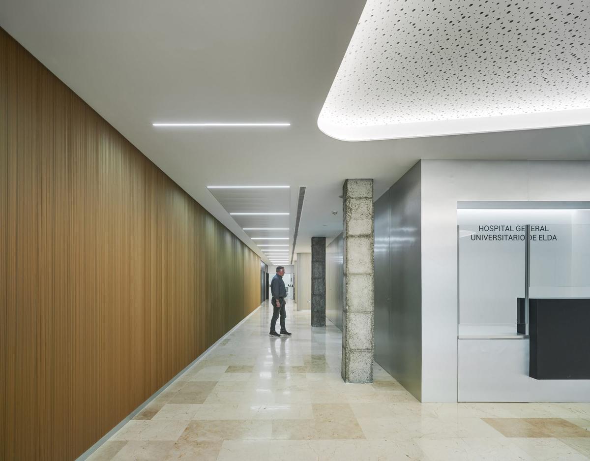 El nuevo aspecto que presenta el pasillo que da acceso a los ascensores del Hospital de Elda.
