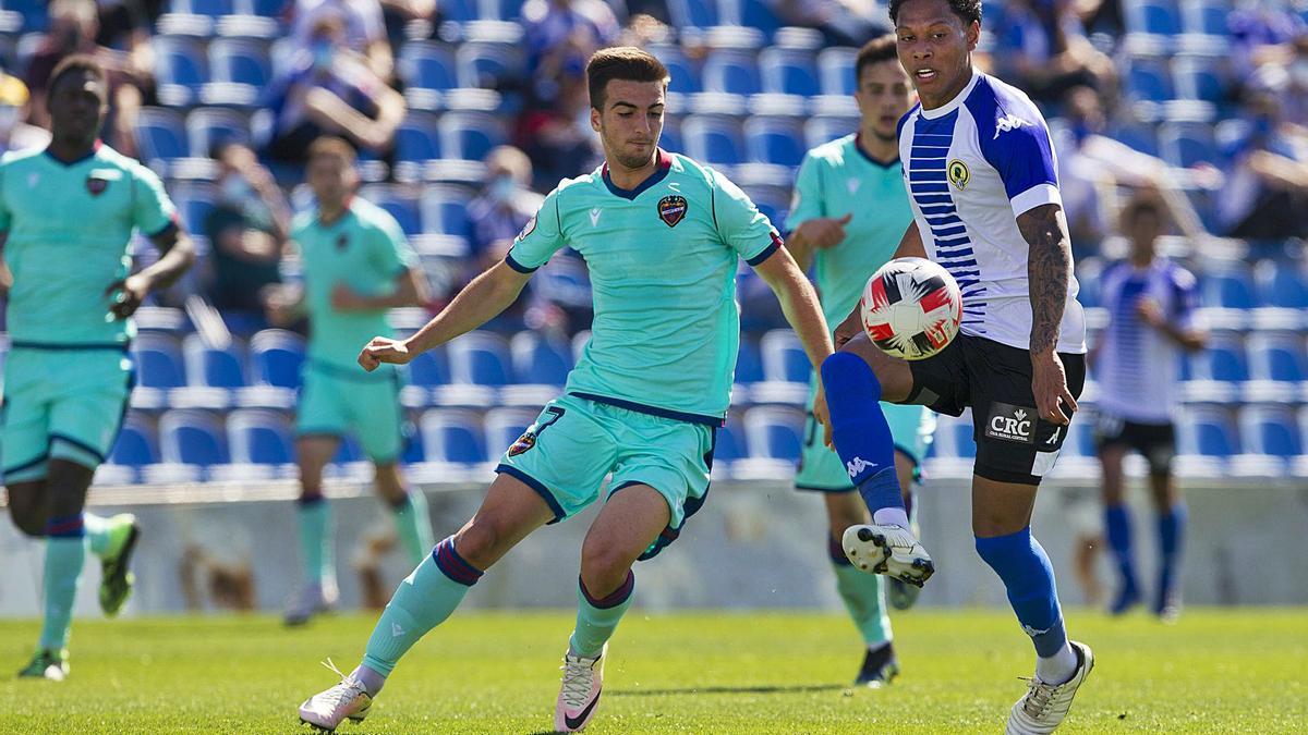 Una acción del partido del Atlético Levante ante el Hércules de la temporada recién terminada.  | ÁLEX DOMÍNGUEZ