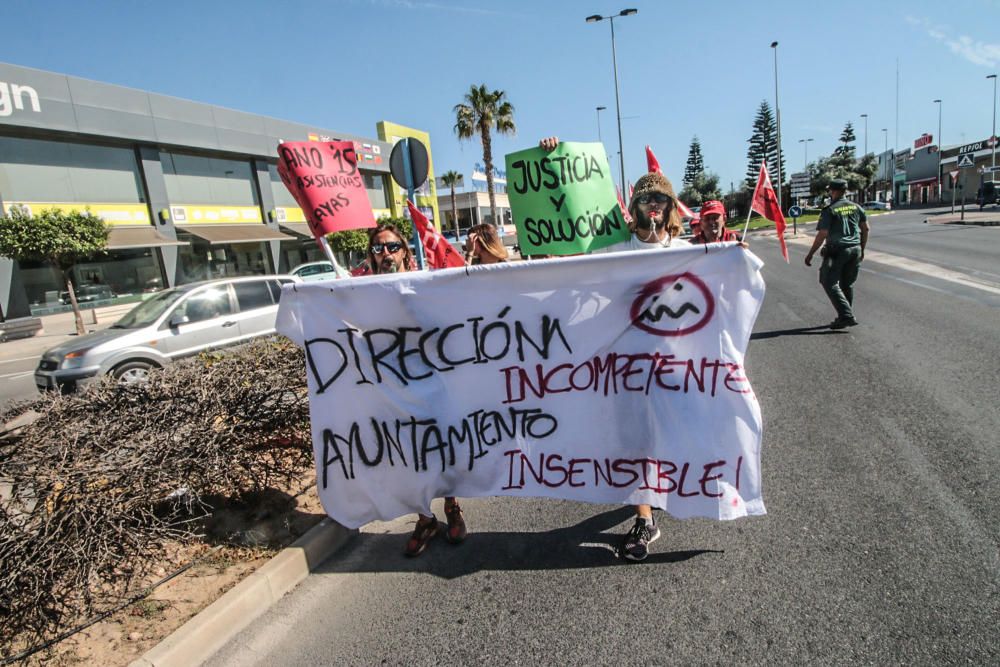 Manifestación despedidos de Cruz Roja Torrevieja