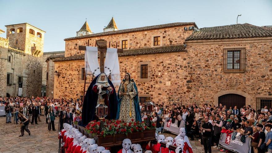 Video | La Virgen del Buen Fin pone el broche al Sábado Santo en Cáceres