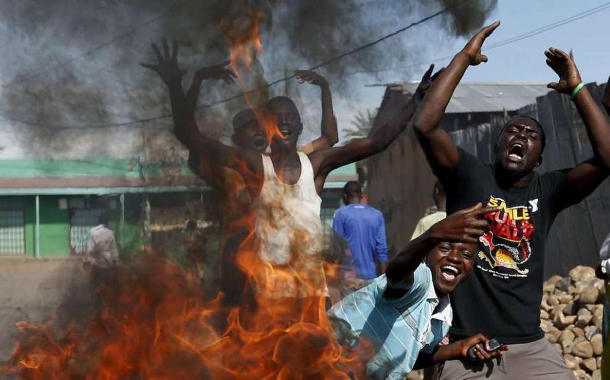 Manifestantes antipresidenciales en una barricada en Buyumbura. // Reuters