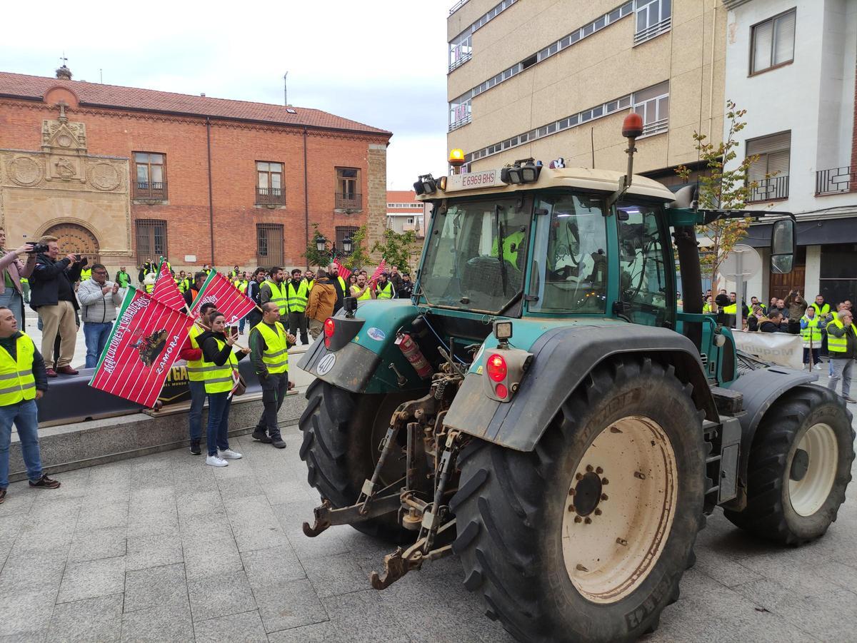 GALERÍA | La concentración de agricultores y ganaderos ante los juzgados de Benavente, en imágenes