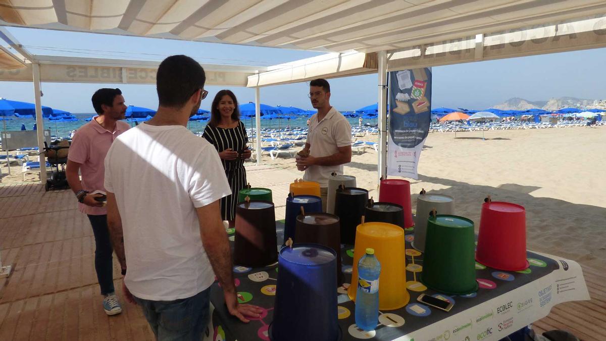 La campaña de reciclaje en la playa de Benidorm.