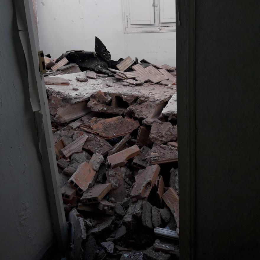 Interior de la última planta del edificio donde han quedado los restos del derrumbe de la cubirta.