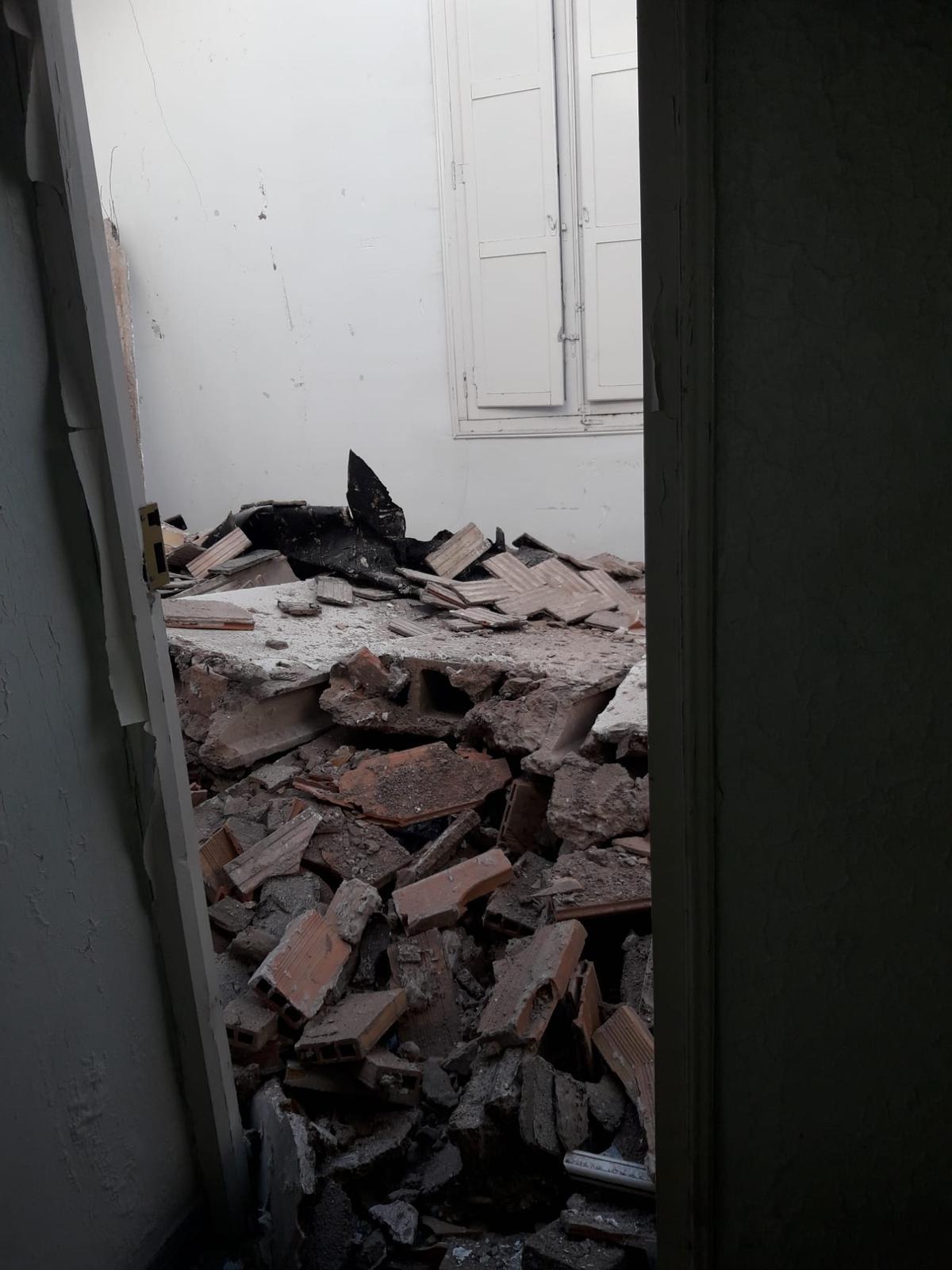 Interior de la última planta del edificio donde han quedado los restos del derrumbe de la cubirta.