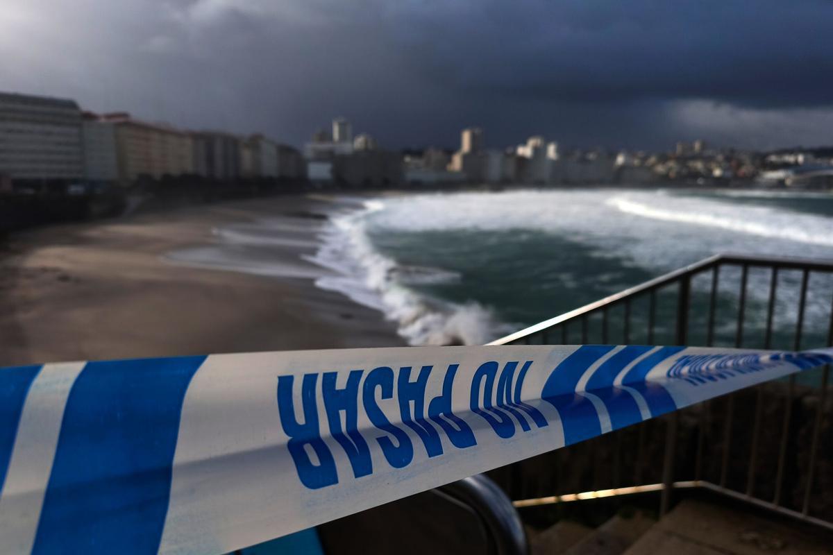 A CORUÑA, 28/01/26.- Una cinta policial impedía este miércoles el acceso a la playa del Orzán, en A Coruña, este miércoles a causa de la nueva borrasca, Kristin, que mantiene en alerta por nieve, lluvia y viento a todas las comunidades autónomas, salvo a Navarra. EFE/Cabalar