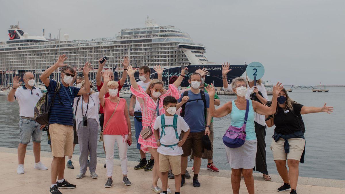 Atraca en Cartagena el primer crucero que llega a España tras la covid.