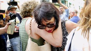 GRANADA, 22/07/2025.- Juana Rivas a su llegada al punto de encuentro fijado por orden judicial para que su hijo menor se reencuentre con su padre, el italiano Francesco Arcuri, que tiene la custodia, este martes en Granada. Su llegada se ha producido sobre las 10:40 horas, minutos después de que el Tribunal Constitucional (TC) inadmitiera la petición de medidas cautelares solicitada por los abogados de Juana Rivas para suspender la entrega del niño. Daniel, de 11 años, ha llegado acompañado por su madre, que, visiblemente afectada, ha accedido al punto de encuentro familiar, donde un equipo de psicólogos y de los servicios sociales velará por que el intercambio se produzca de forma tranquila, como acordó la semana pasada el Juzgado de Primera Instancia 3 de Granada. EFE/ Pepe Torres