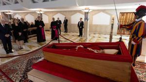 El Vaticà prepara un funeral massiu i una successió complexa