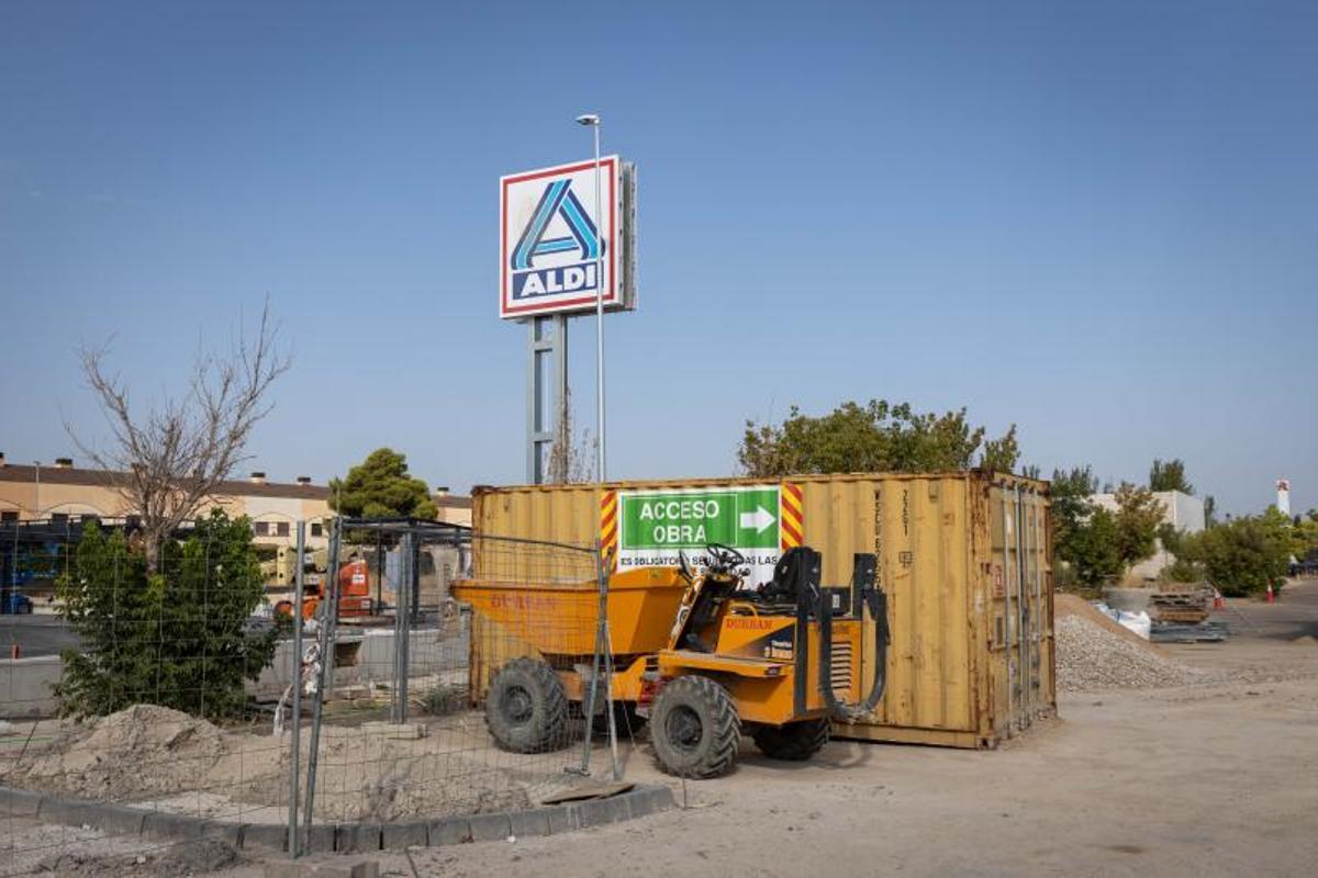 Obras del Parque Comercial Torreblanca, con el nuevo Aldi de fondo.