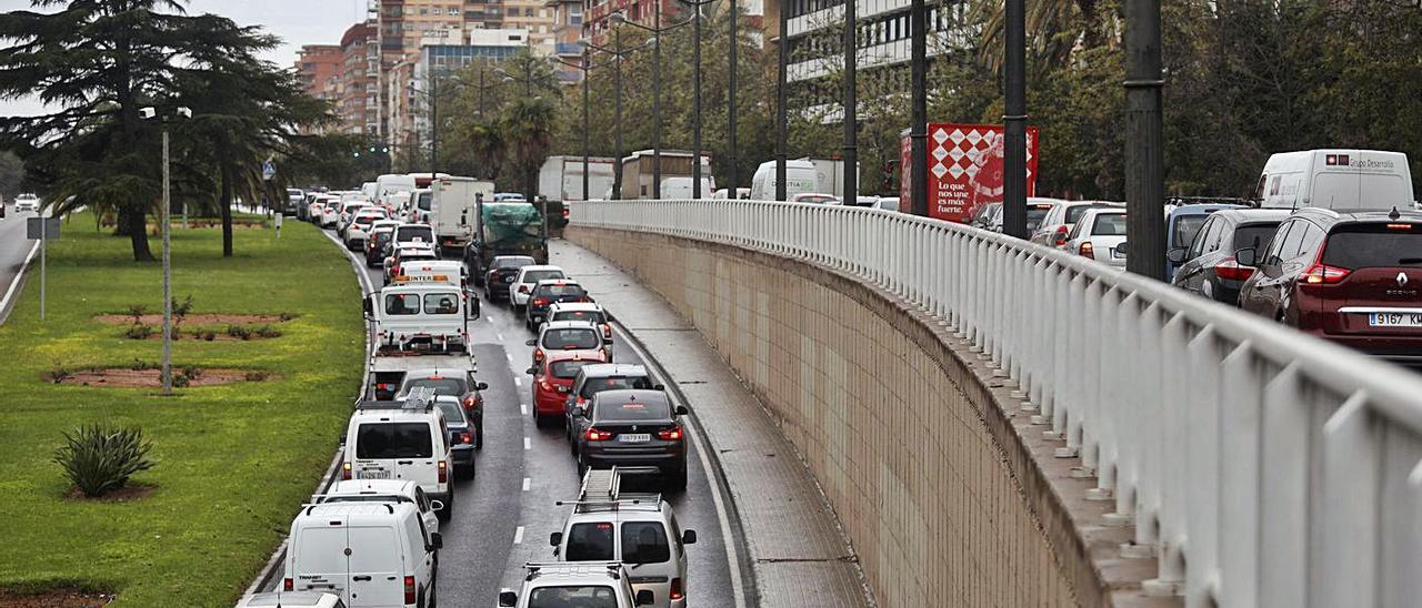 Vehículos a la salida de València en la avenida del Cid. | J.M. LÓPEZ