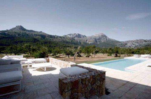 La espectacular piscina con las montañas de fondo.