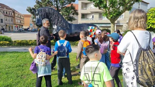 Lito Portela, ayer, guiando a los estudiantes del CEIP Abelendo. | FDV