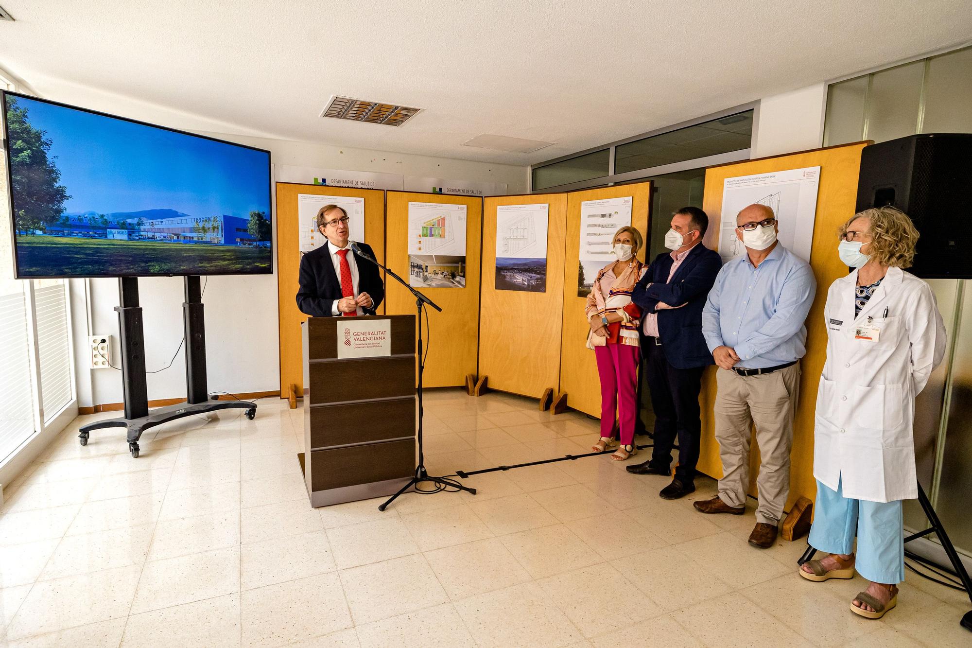 El Coonseller de sanidad visita el Hospital de La Vila para presentar las obras de ampliación que tienen una duración estimada de 30 meses