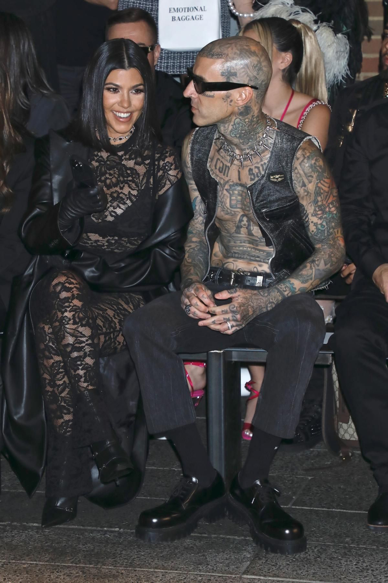 Kourtney Kardashian y Travis Barker en el desfile de la colección de la empresaria para la firma Boohoo
