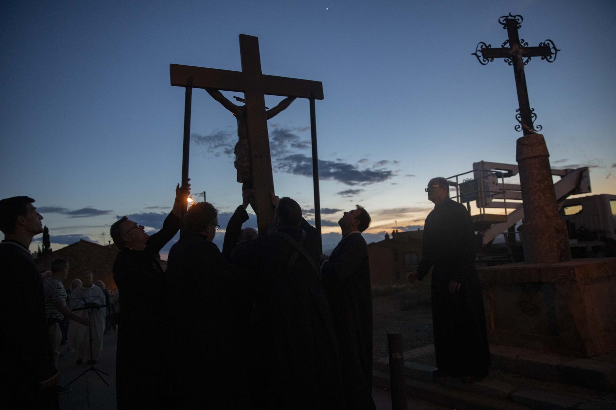 Peralada treu al Sant Crist Negre en processó invocant la pluja