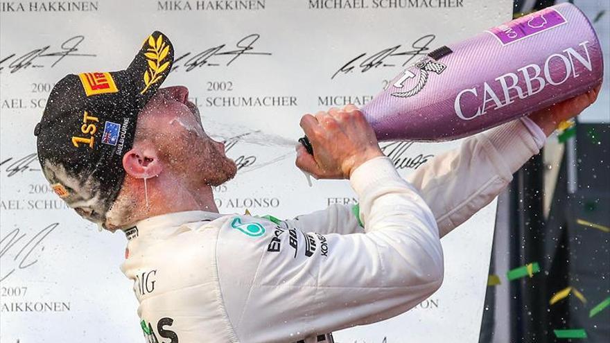 Mercedes empieza el año con el doblete de Bottas y Hamilton
