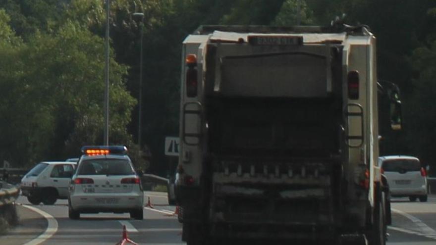 El vehículo accidentado, obstaculizando el carril izquierdo.